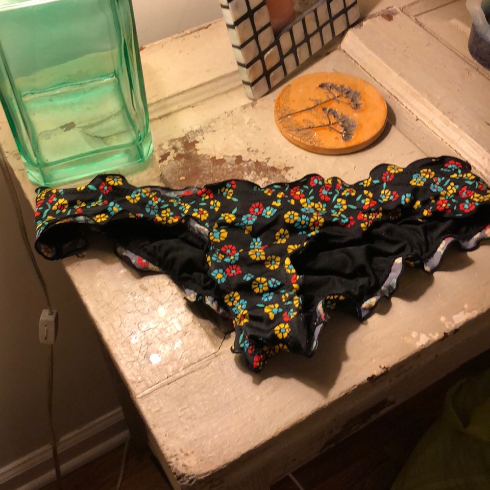 ABOUT TO DONATE!! Billabong Bikini Bottom